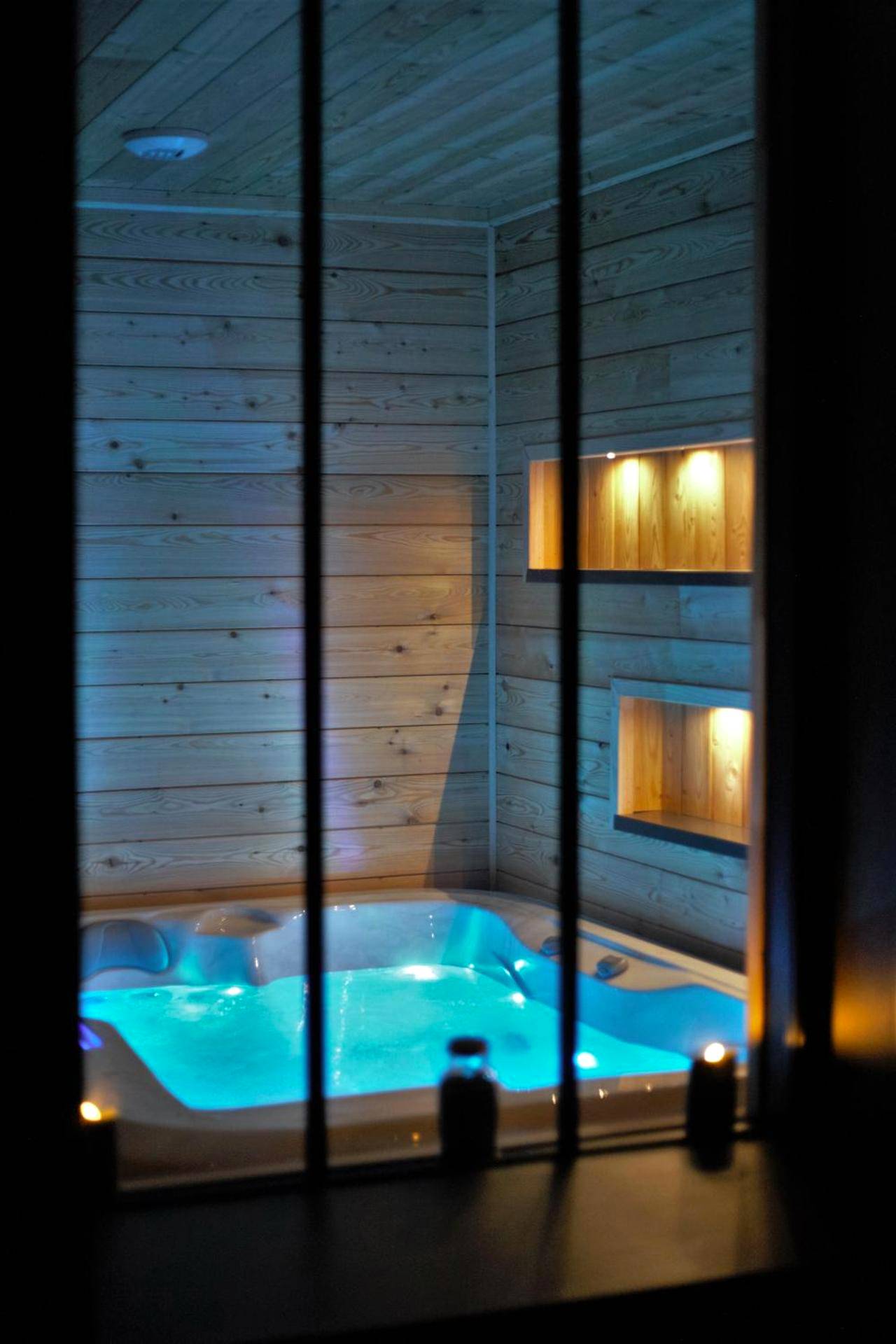 Bain à remous éclairé vu à travers une verrière - Au Plaisir Vosgien