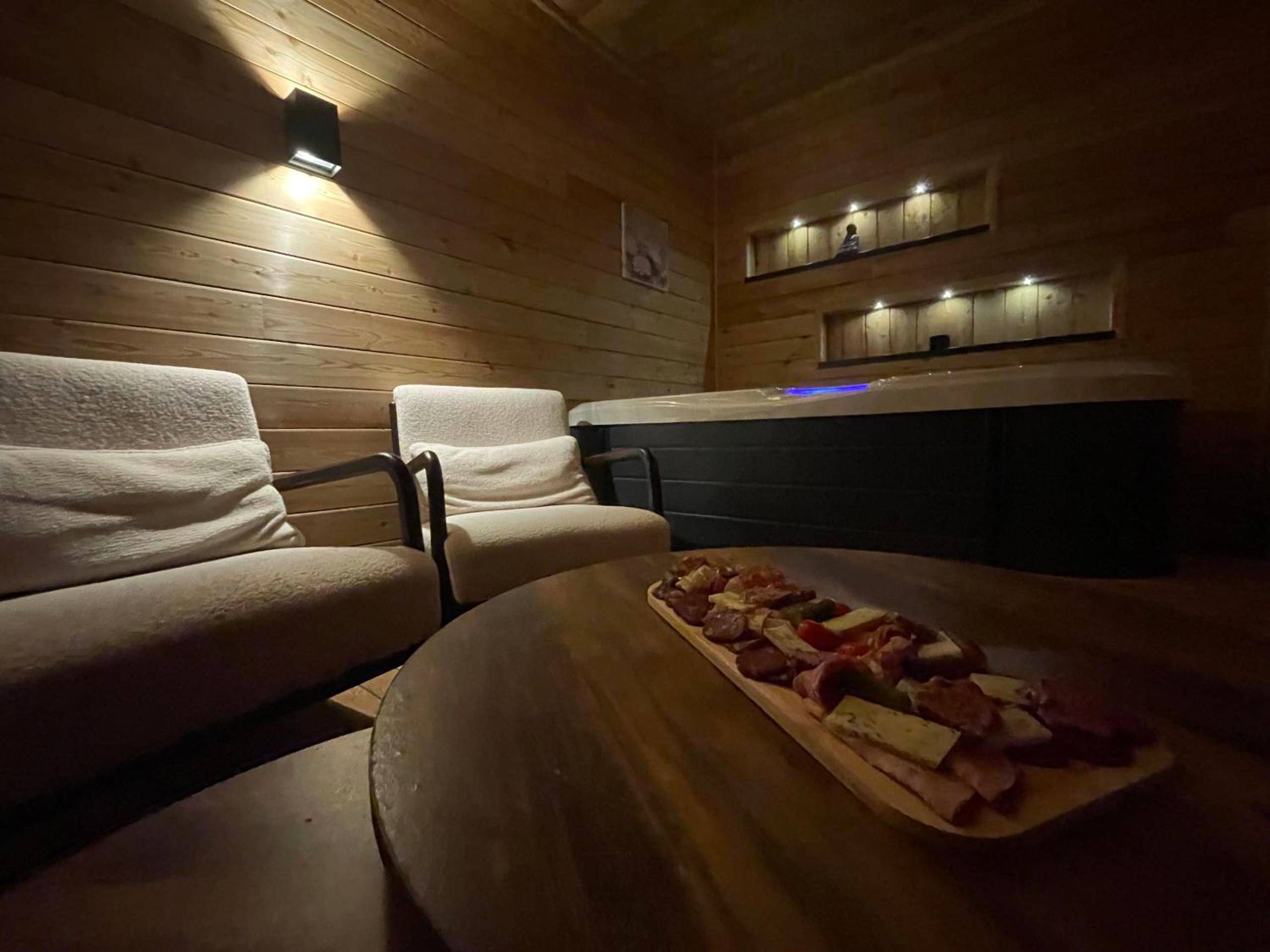 Planche apéritive sur table basse en bois - Au Plaisir Vosgien