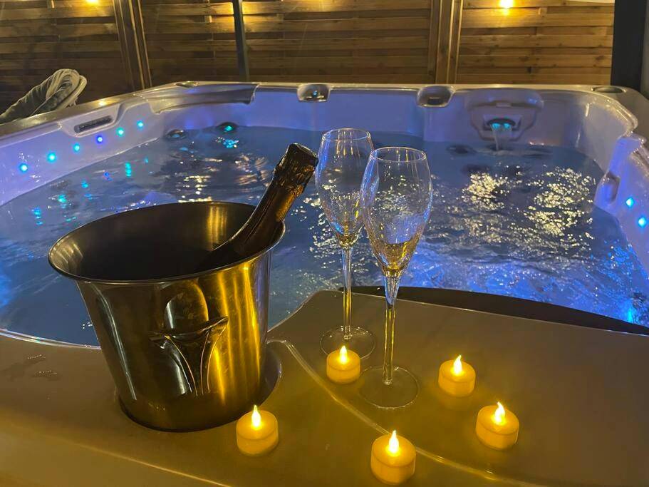 Jacuzzi avec champagne et bougies - Love Room La Garde - Plaisirs cachés - Love Room -