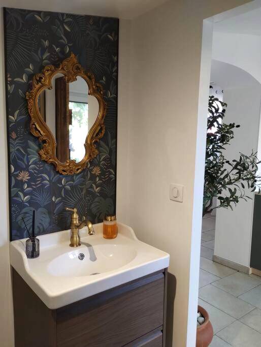 Meuble vasque avec miroir doré baroque - Plaisirs cachés - Love Room -