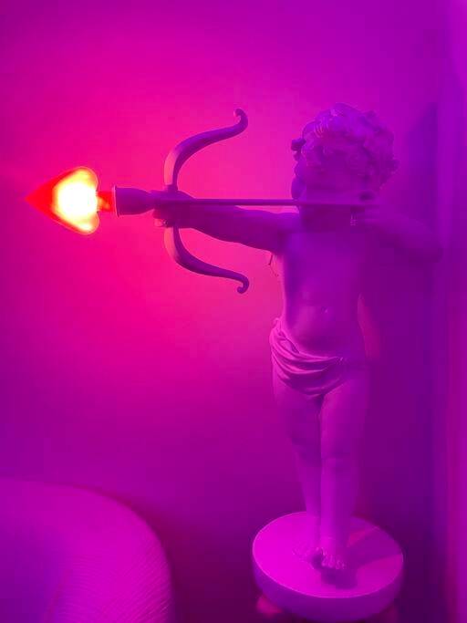 Statue de Cupidon avec flèche lumineuse - Plaisirs cachés - Love Room -