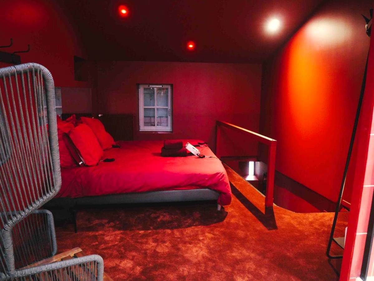 Chambre en mezzanine avec lit king size rouge - PLAN COEUR Romantic Experience & Spa