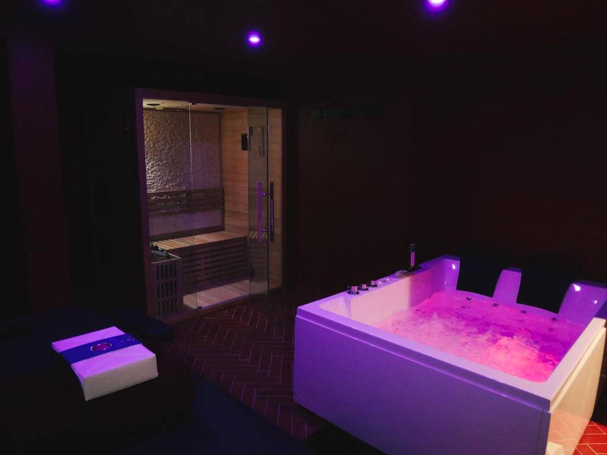 Espace bien - être avec sauna et jacuzzi - PLAN COEUR Romantic Experience & Spa
