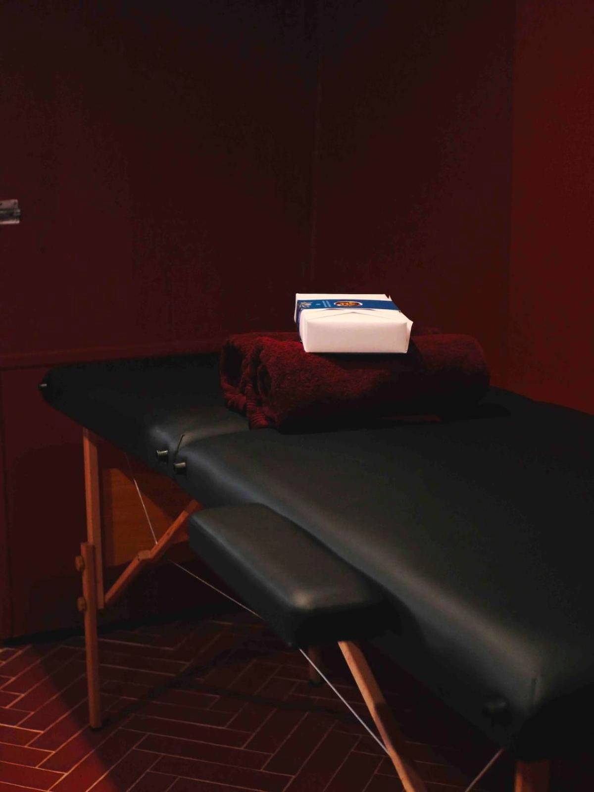 Table de massage avec serviettes - PLAN COEUR Romantic Experience & Spa