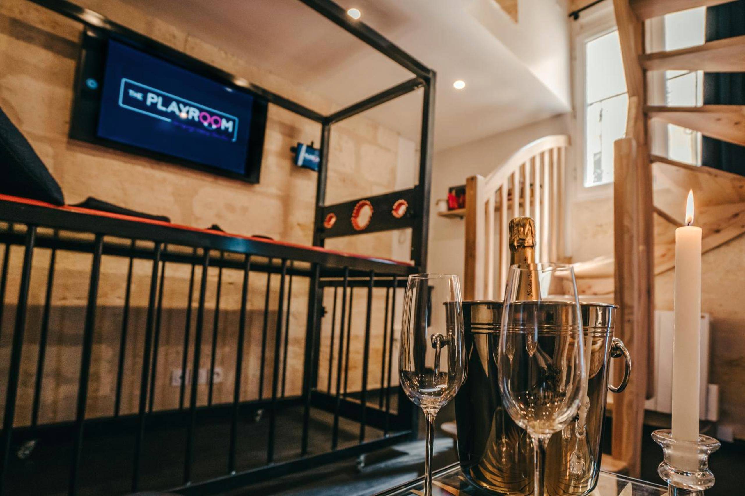 Vue du logement - Love Room Bordeaux - LOVE ROOM Bordeaux Playroom avec salle de jeux pour adultes et lit à eau chauffant