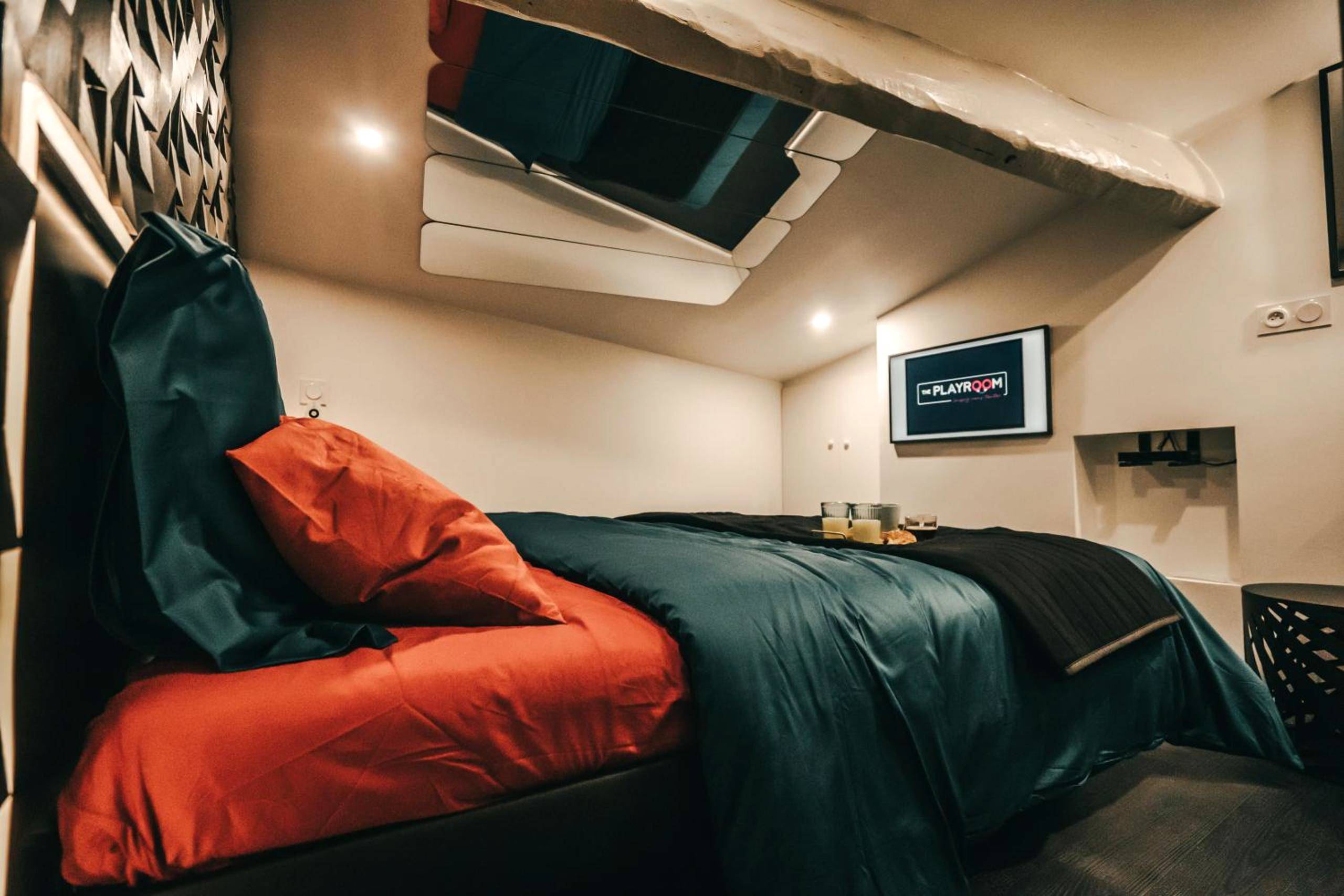 Vue du logement - LOVE ROOM Bordeaux Playroom avec salle de jeux pour adultes et lit à eau chauffant