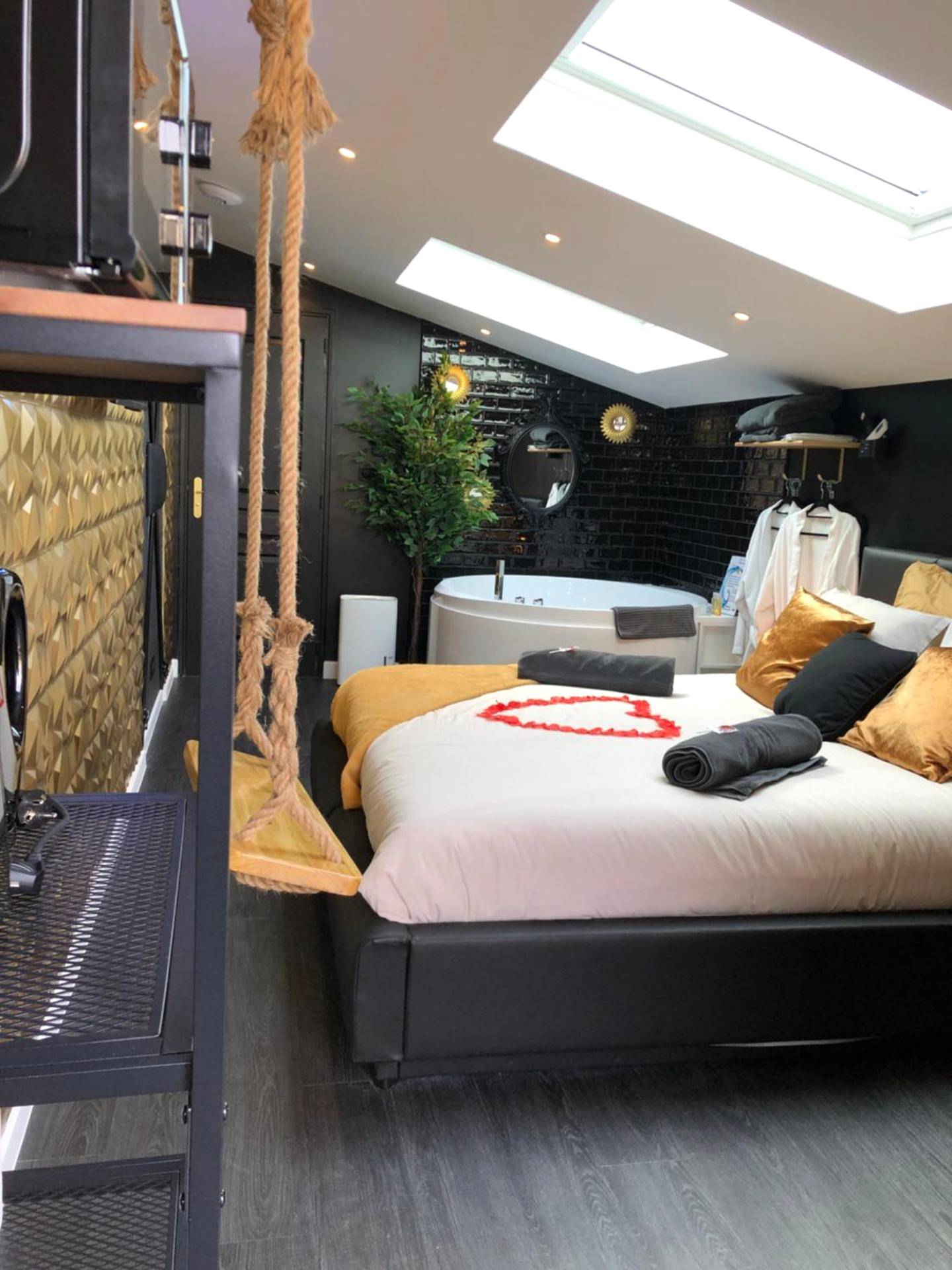 Lit double avec cœur en pétales et balançoire - Playroom et Nuit Insolite