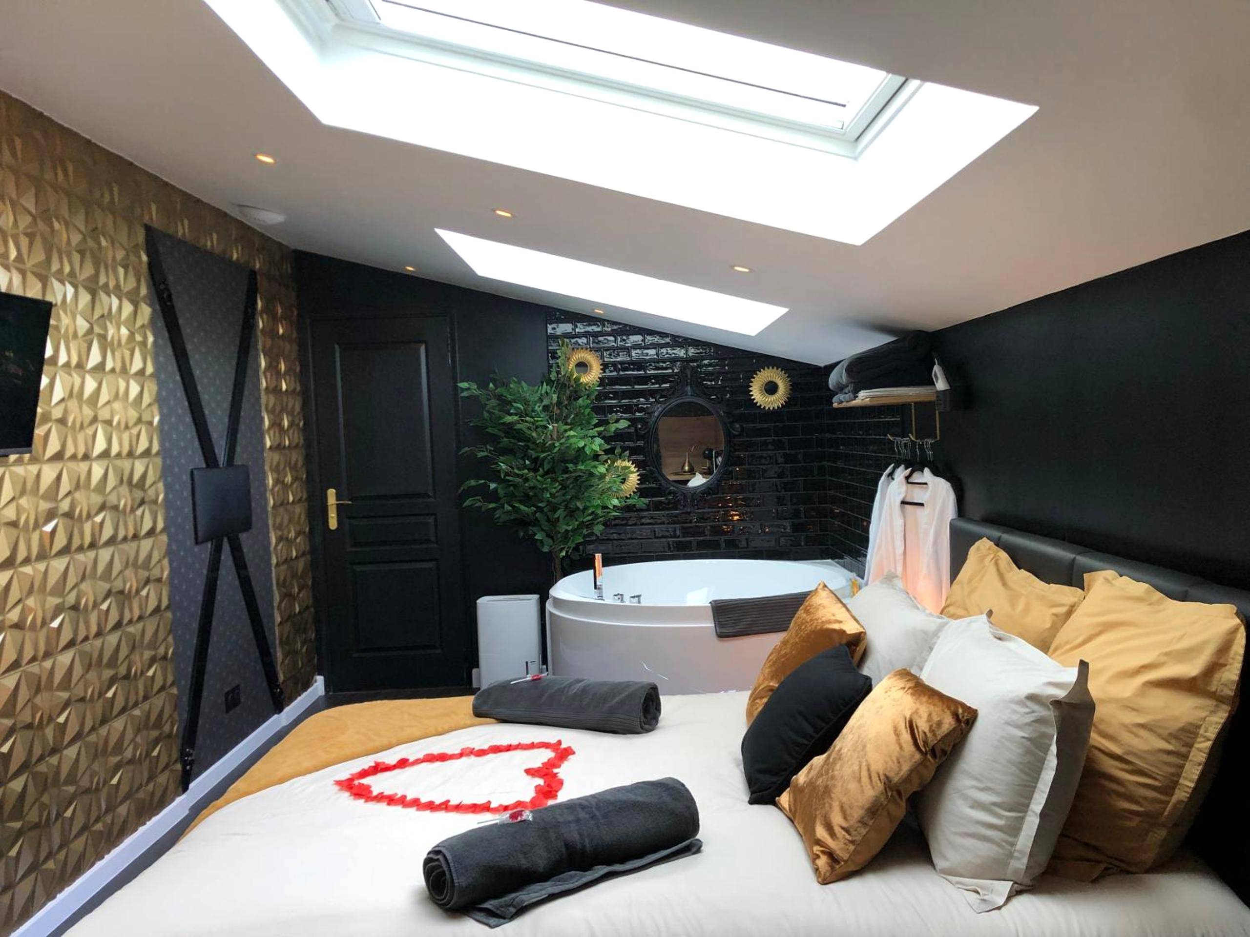Suite romantique avec lit king size et jacuzzi - Playroom et Nuit Insolite