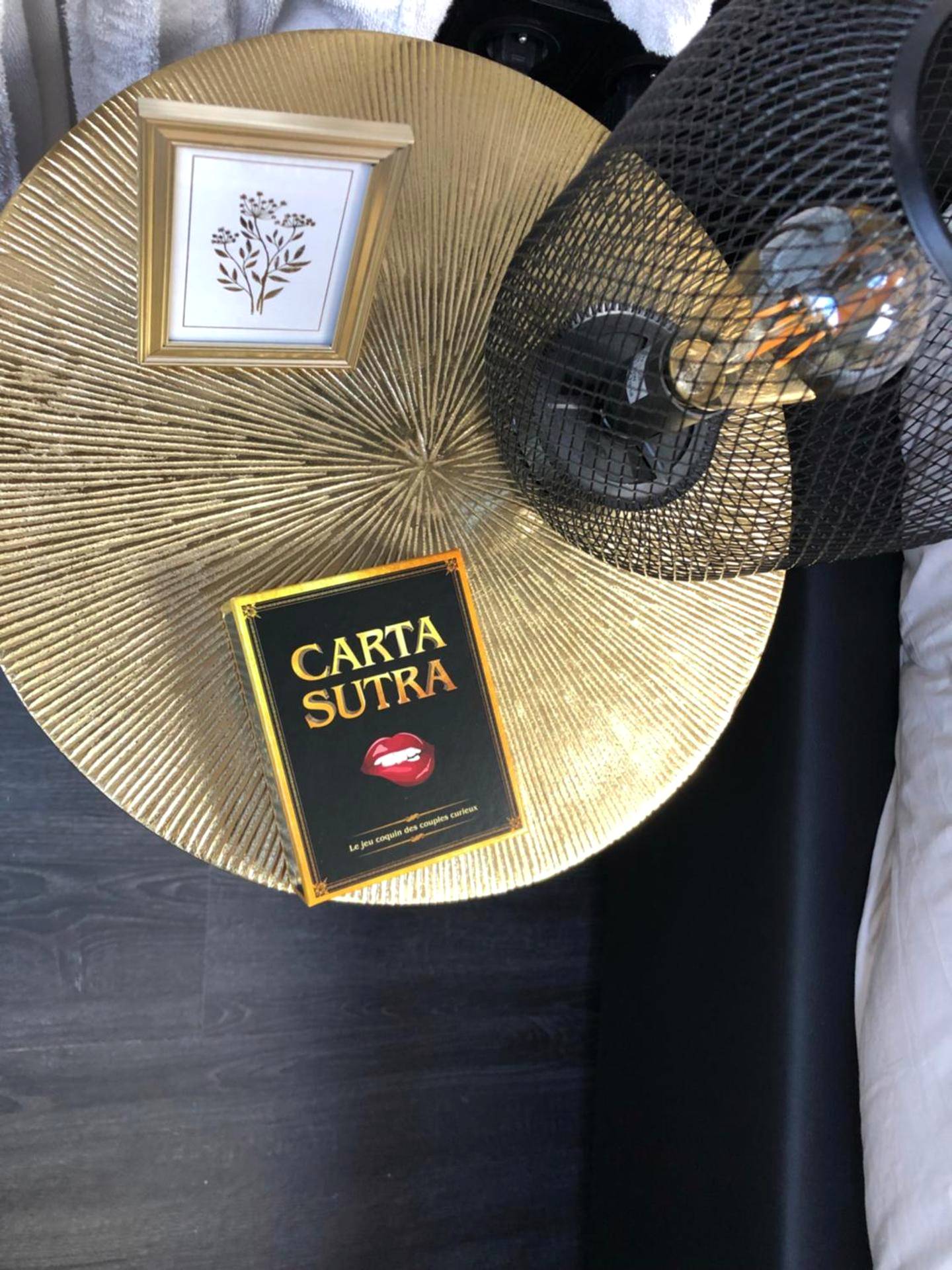 Table de chevet dorée avec jeu de cartes - Playroom et Nuit Insolite