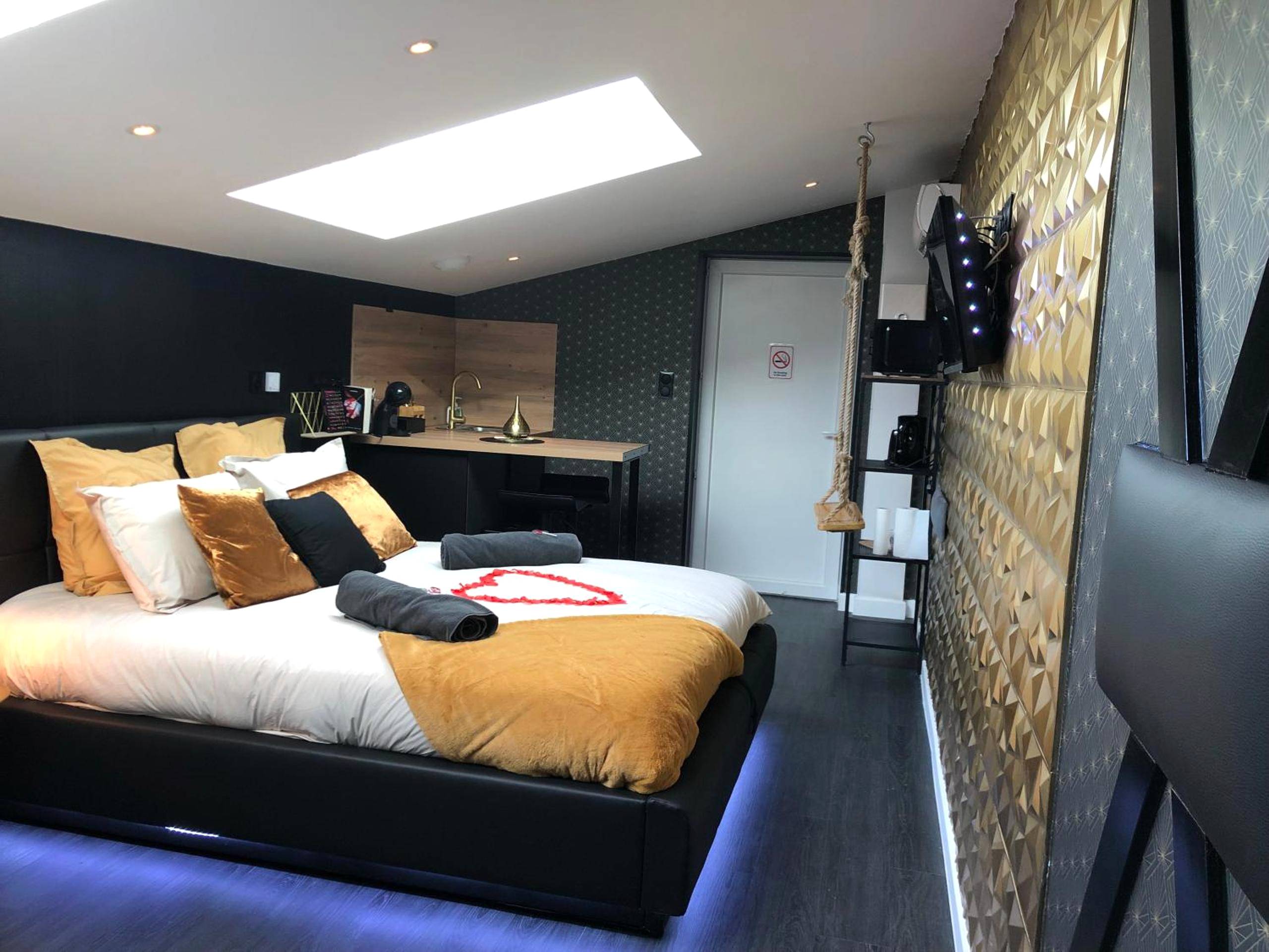 Chambre avec lit rétroéclairé et coin cuisine - Playroom et Nuit Insolite