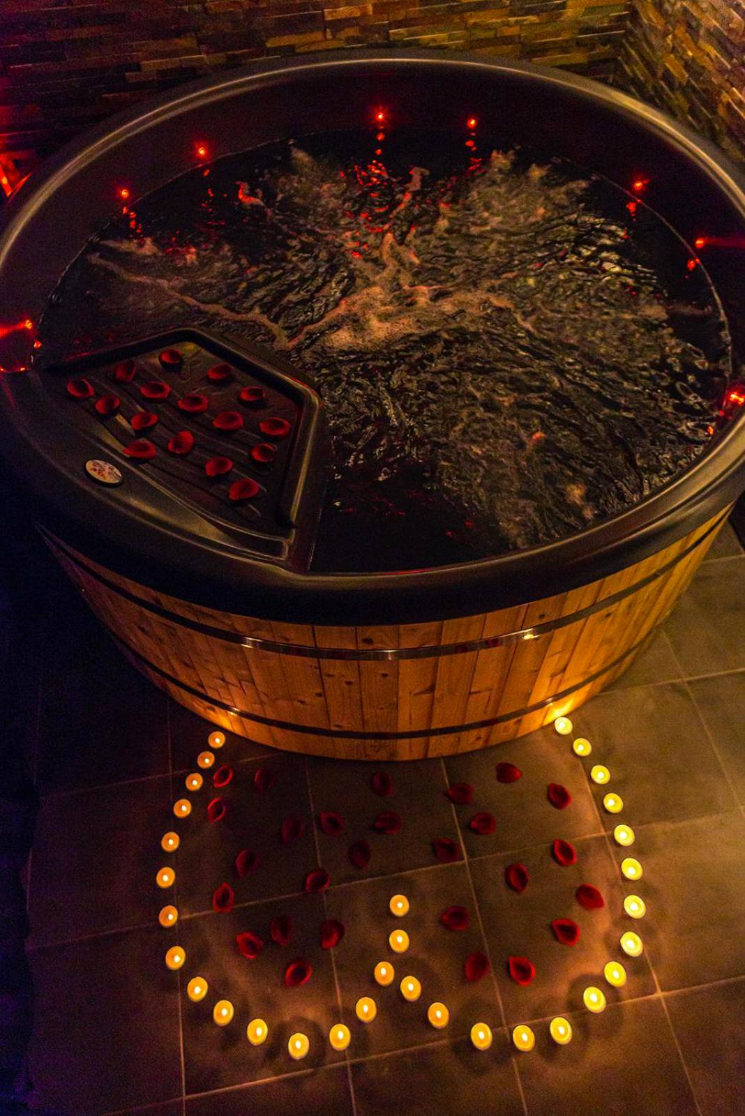 Jacuzzi avec bougies et pétales de rose - Love Room Libourne - Playroom XXL Loft LOVE Room avec Espace spa Terrasse vue...