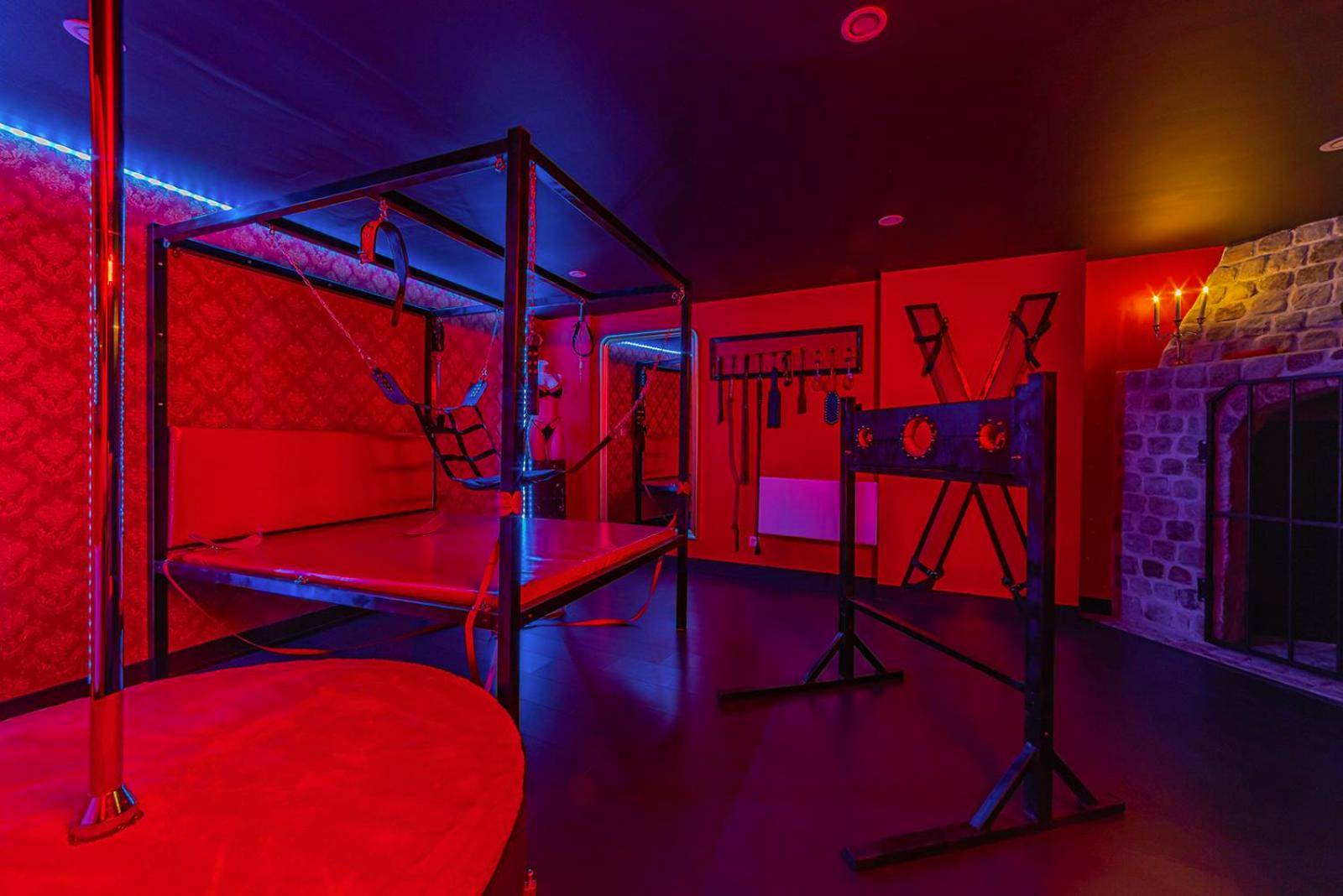 Salle de jeux érotique avec barre de pole dance - Playroom XXL Loft LOVE Room avec Espace spa Terrasse vue sur les toits...