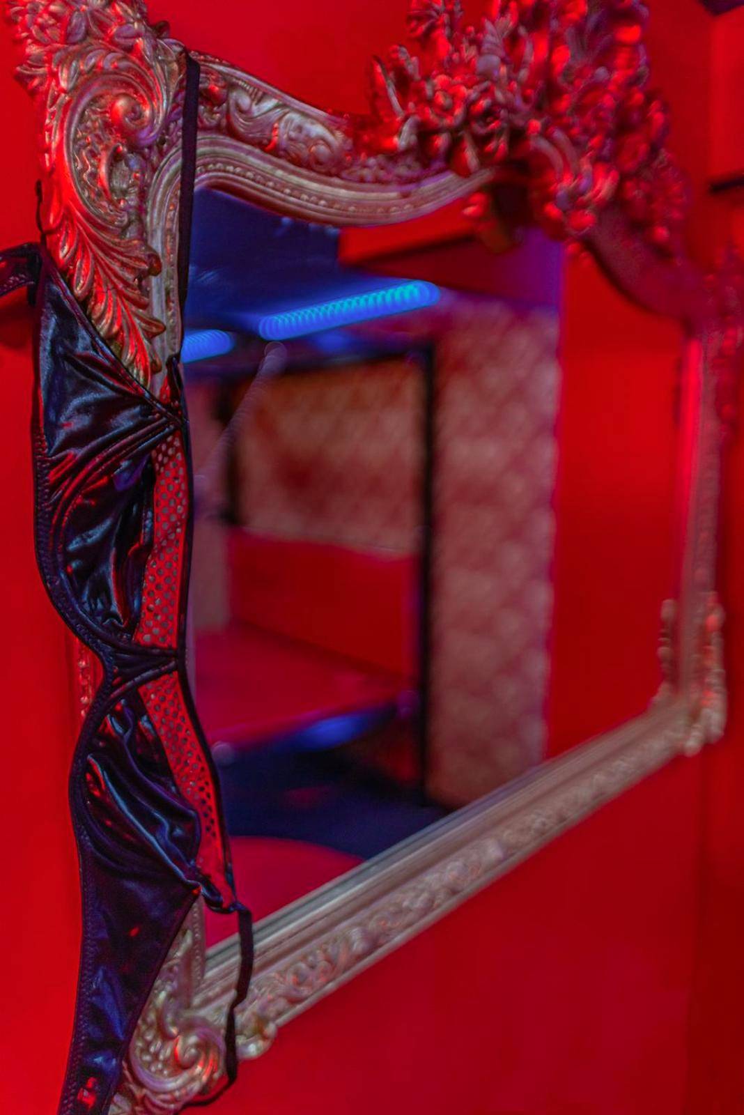 Photo - Playroom XXL Loft LOVE Room avec Espace spa Terrasse vue sur les toits Salle de jeux pour...