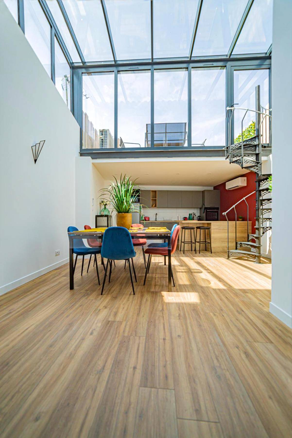 Photo - Playroom XXL Loft LOVE Room avec Espace spa Terrasse vue sur les toits Salle de jeux pour...