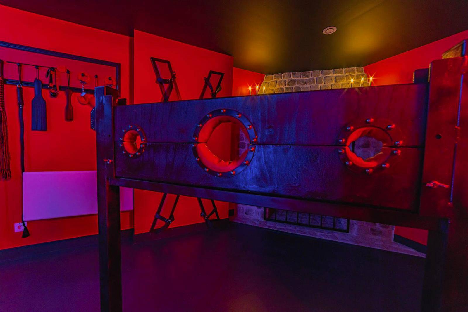 Carcan en bois et accessoires BDSM - Playroom XXL Loft LOVE Room avec Espace spa Terrasse vue sur les toits Salle de...