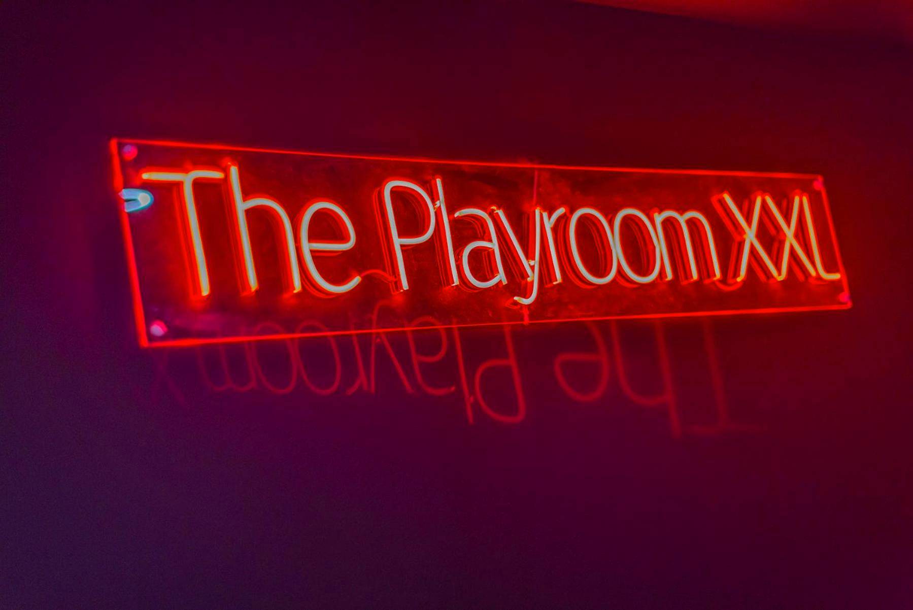 Enseigne néon rouge The Playroom XXL - Playroom XXL Loft LOVE Room avec Espace spa Terrasse vue sur les toits Salle de...