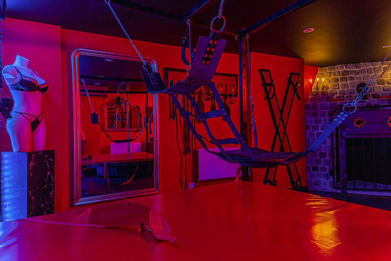 Balançoire érotique suspendue et miroir - Playroom XXL Loft LOVE Room avec Espace spa Terrasse vue sur les toits Salle...