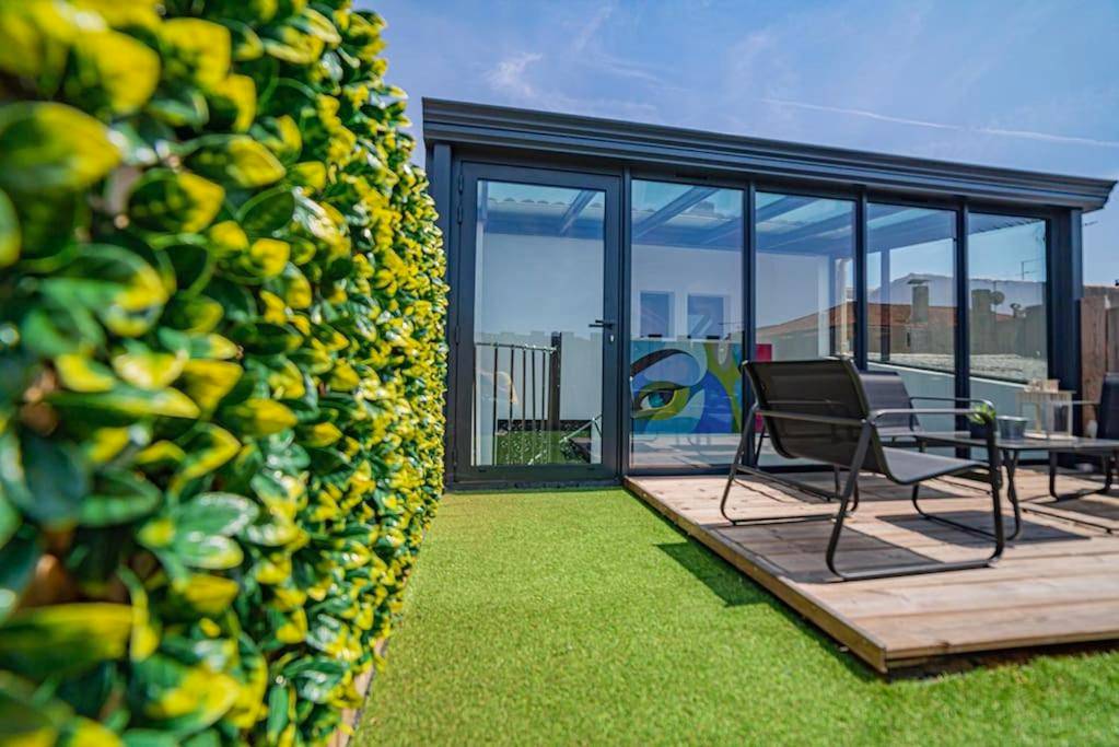 Photo - Playroom XXL Loft LOVE Room avec Espace spa Terrasse vue sur les toits Salle de jeux pour... - Libourne