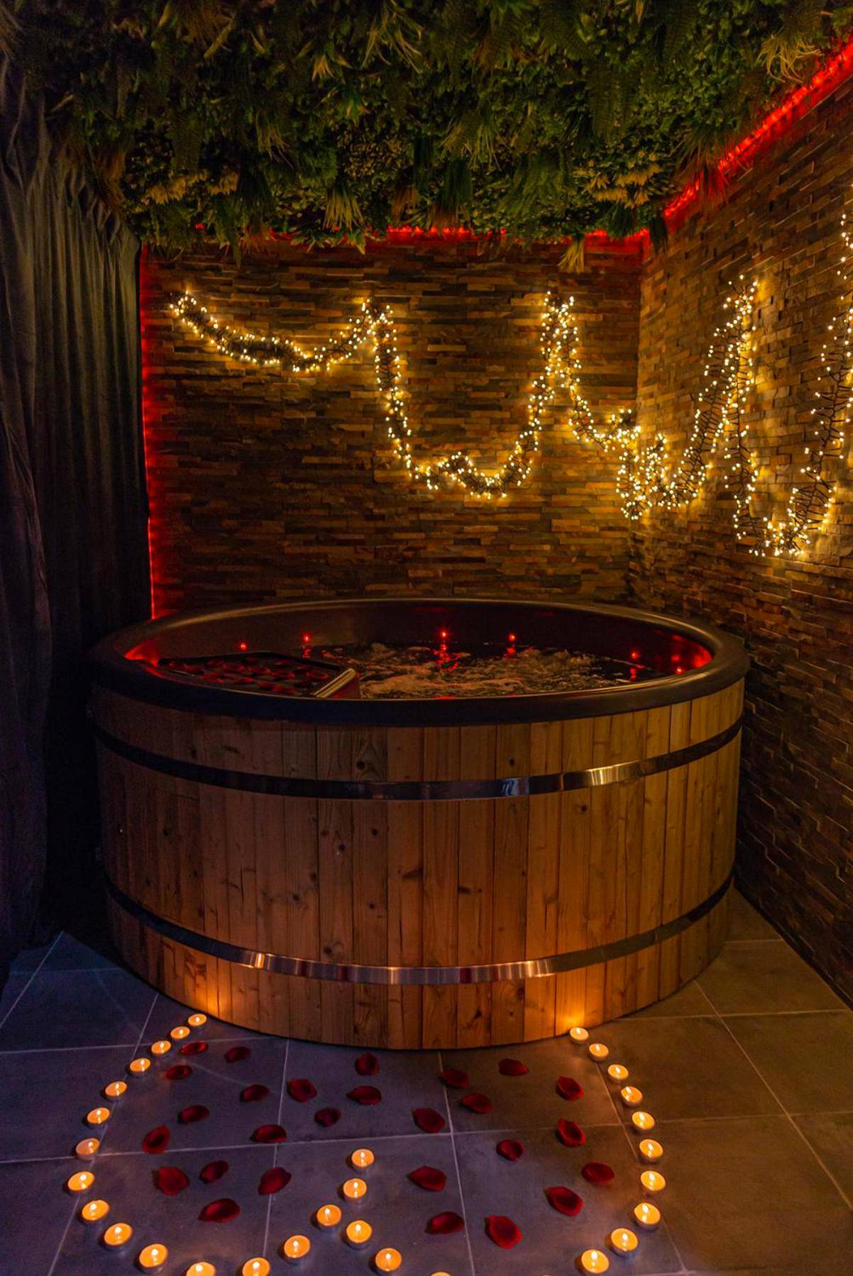 Photo - Playroom XXL Loft LOVE Room avec Espace spa Terrasse vue sur les toits Salle de jeux pour...