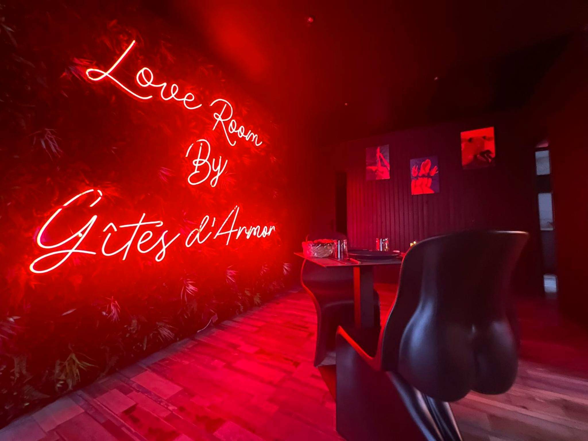 Néon mural rouge et chaises design - Love Room Plélo - LoveRoom avec SPA privatif Plélo