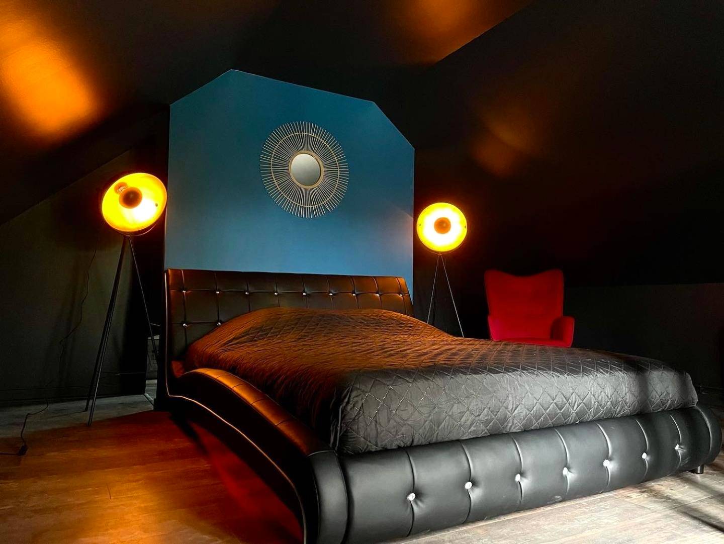 Lit double capitonné et luminaires modernes - LoveRoom avec SPA privatif Plélo