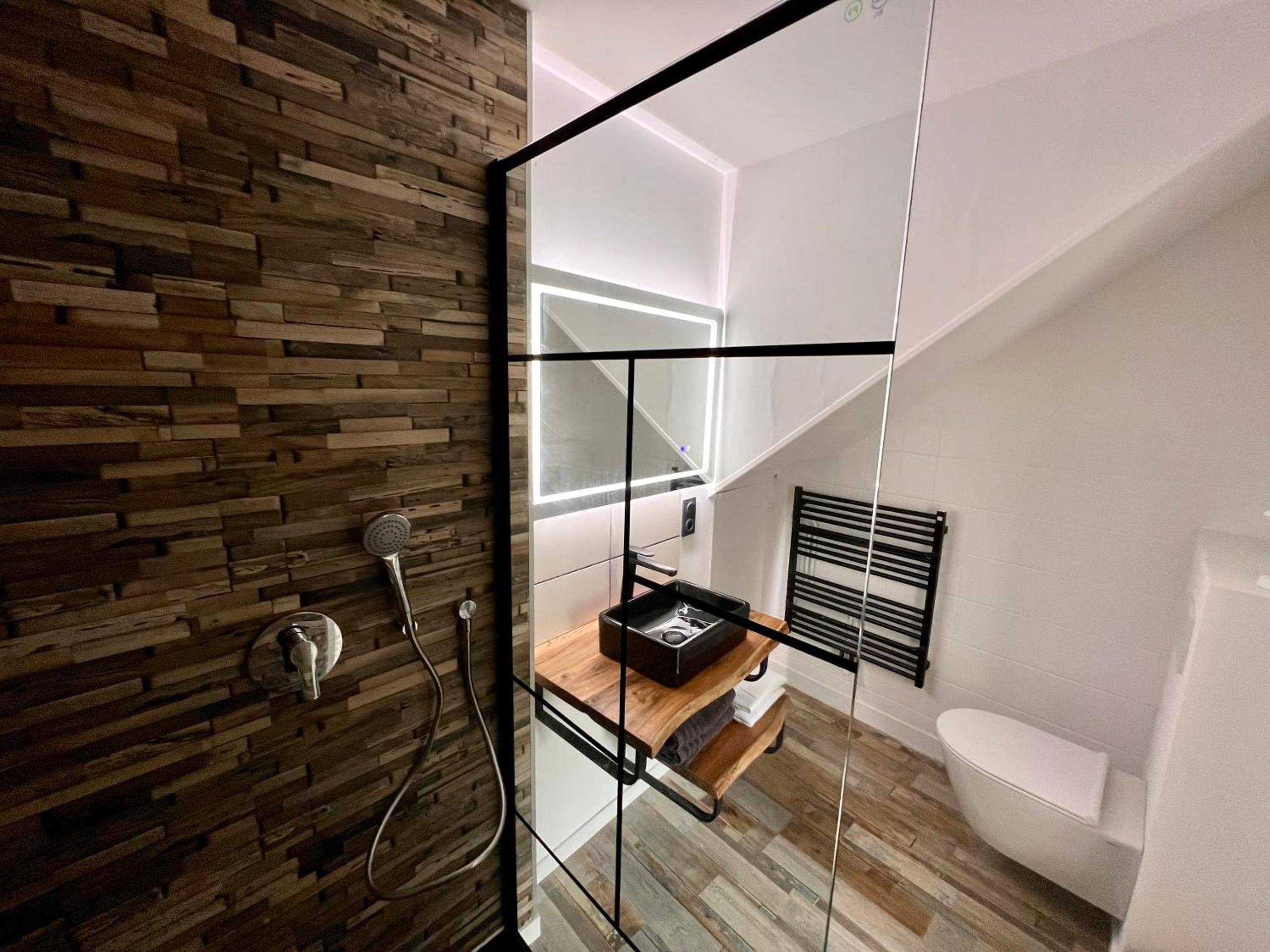 Douche à l'italienne et vasque sur bois - LoveRoom avec SPA privatif Plélo