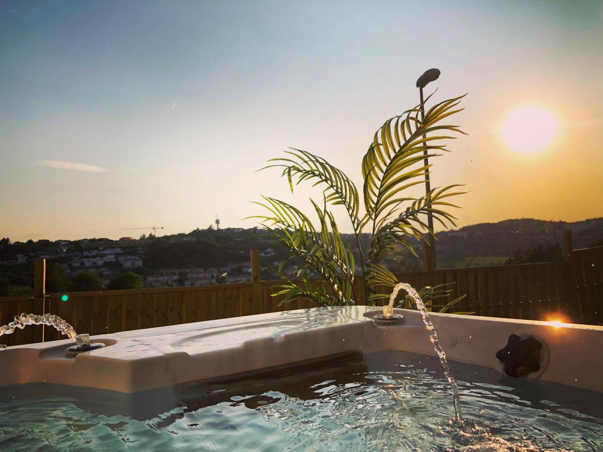 Jacuzzi extérieur avec vue au coucher du soleil - Love Room Saint - Genest - Lerpt - La pomme d’amour