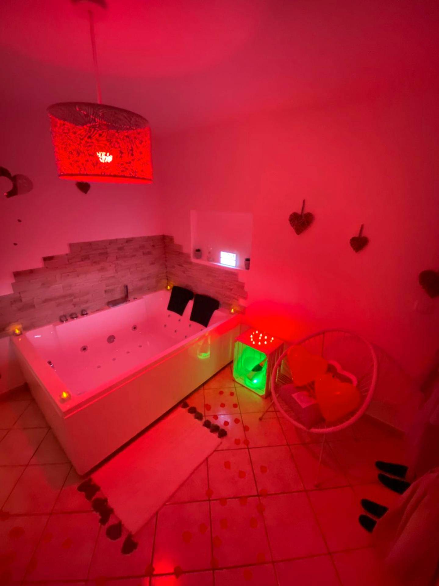 Baignoire balnéo avec éclairage rouge romantique - La pomme d’amour