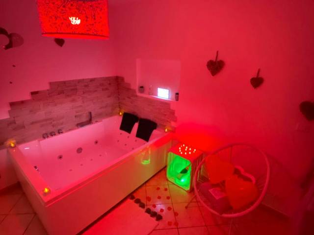 Baignoire balnéo avec éclairage rouge romantique - La pomme d’amour
