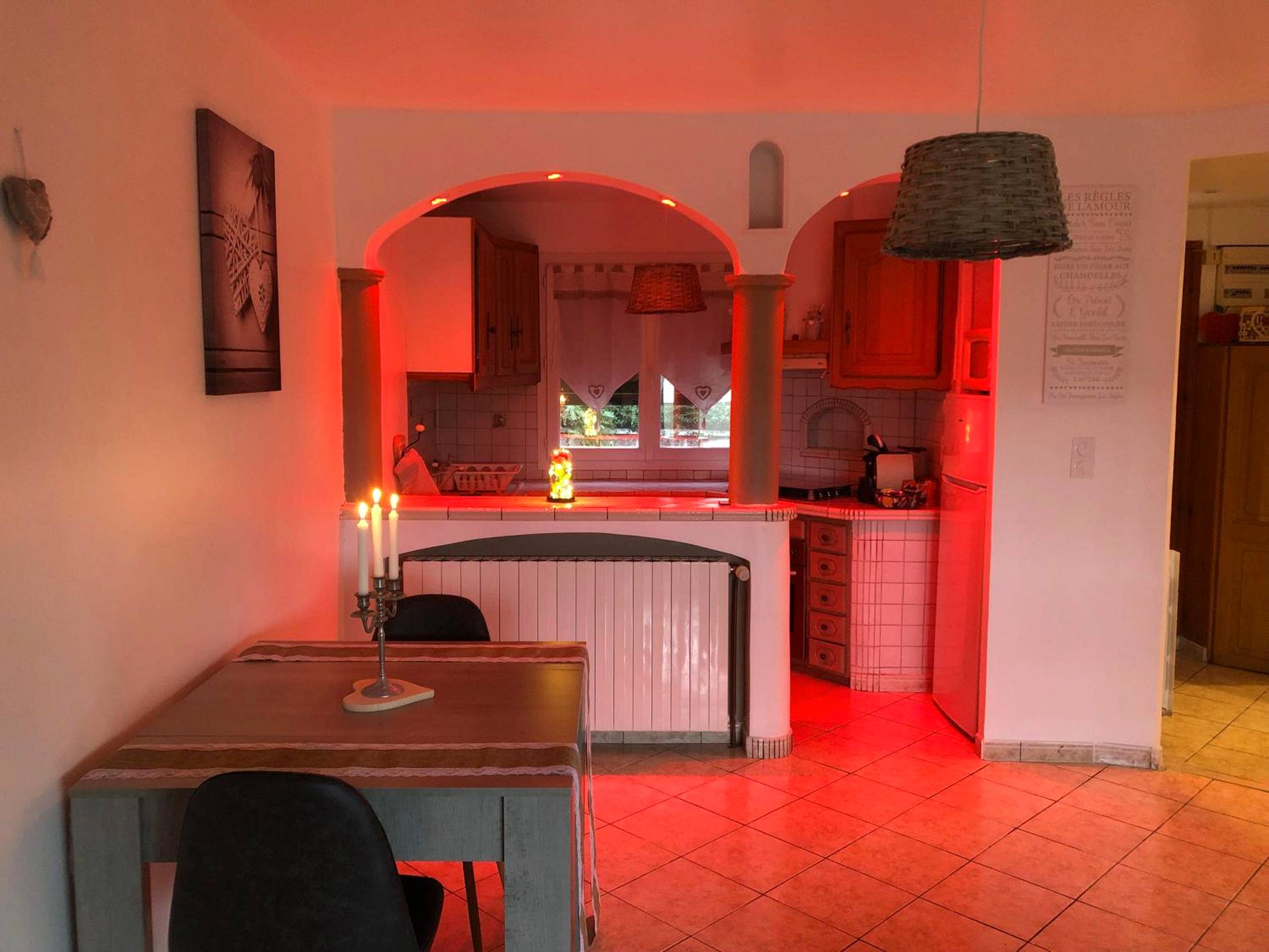 Espace cuisine et coin repas sous arches - La pomme d’amour