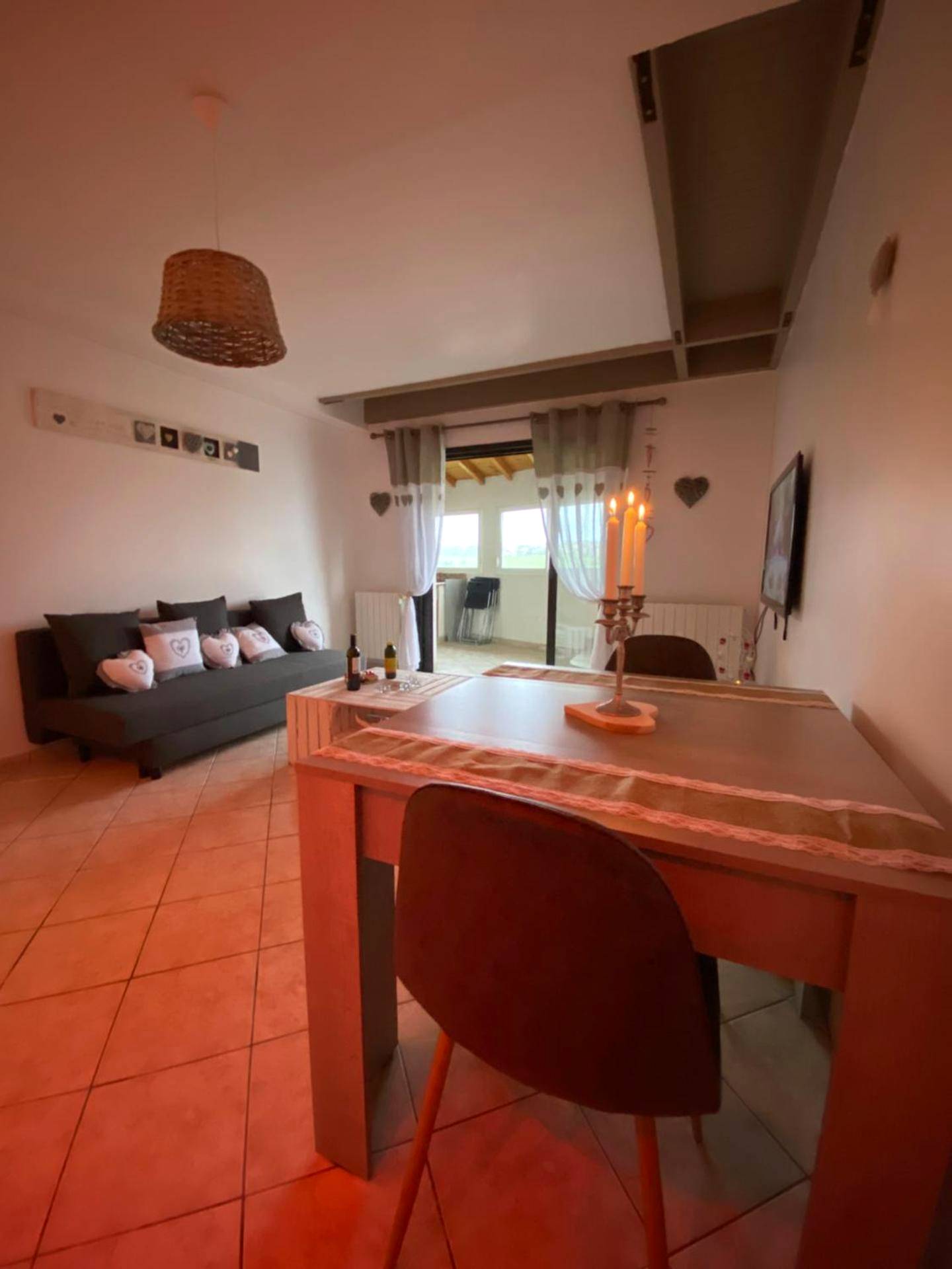 Salon avec canapé et table à manger - La pomme d’amour