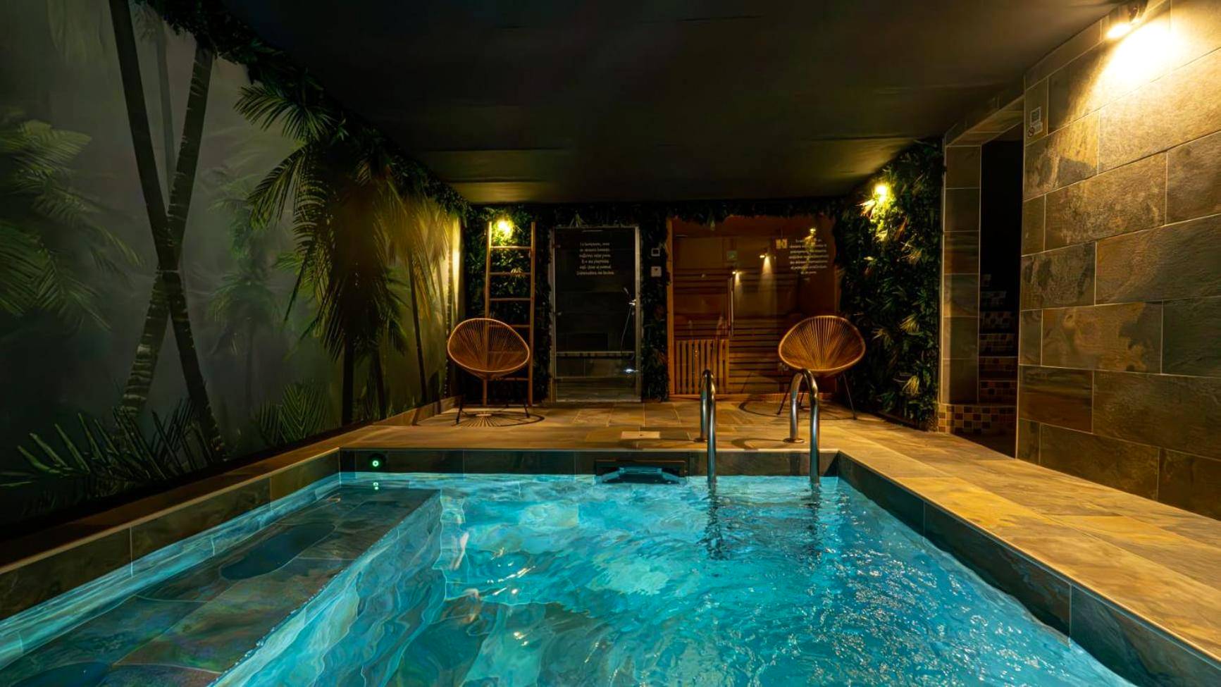 Piscine intérieure avec fresque tropicale - Love Room Précy - sur - Oise - Pool47spa
