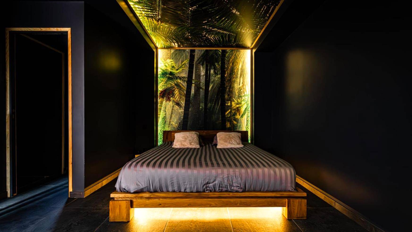 Lit double rétroéclairé sous plafond végétal - Pool47spa