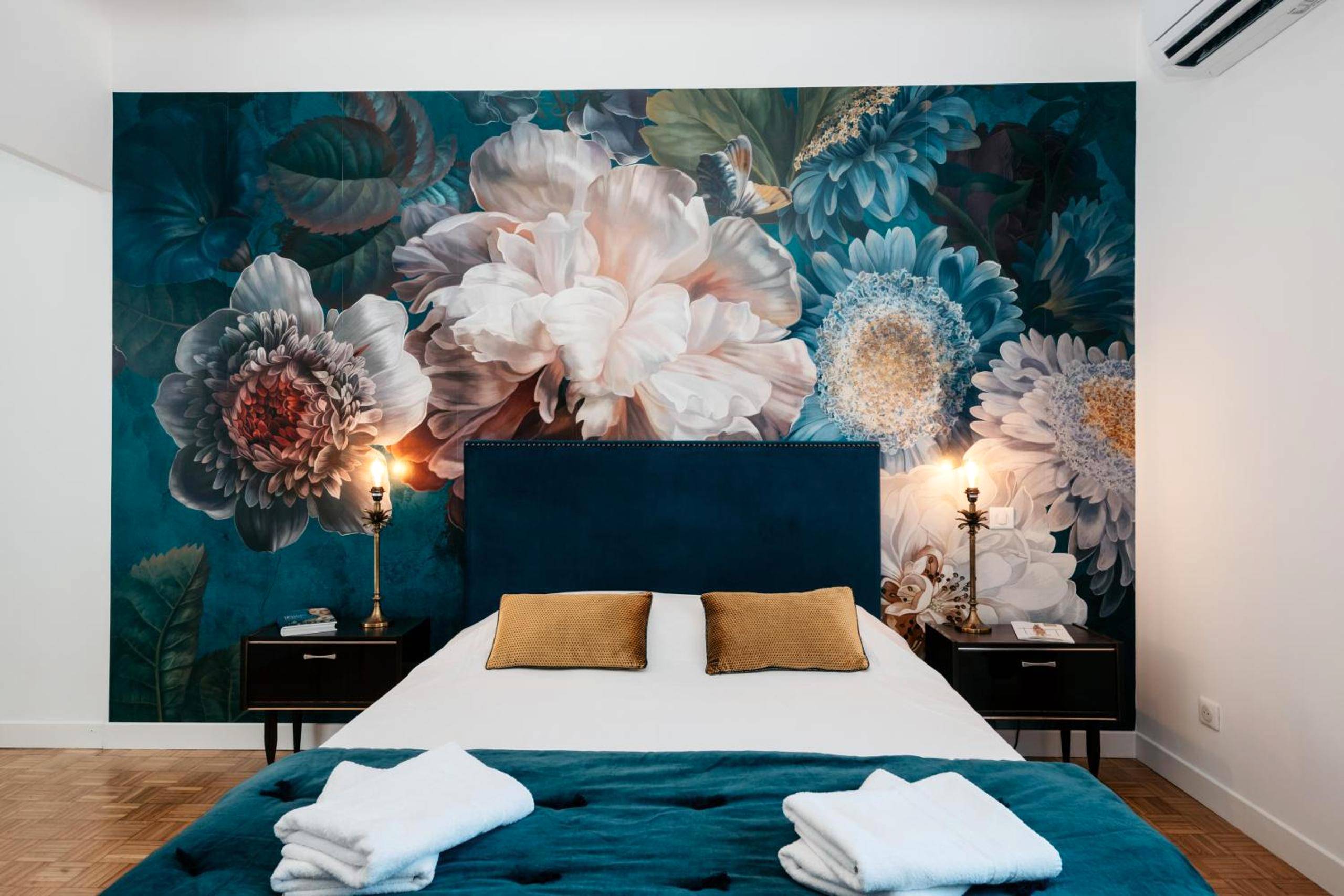 Lit double devant une fresque florale - Love Room Avignon - Les Précieuses Suites & Spa II