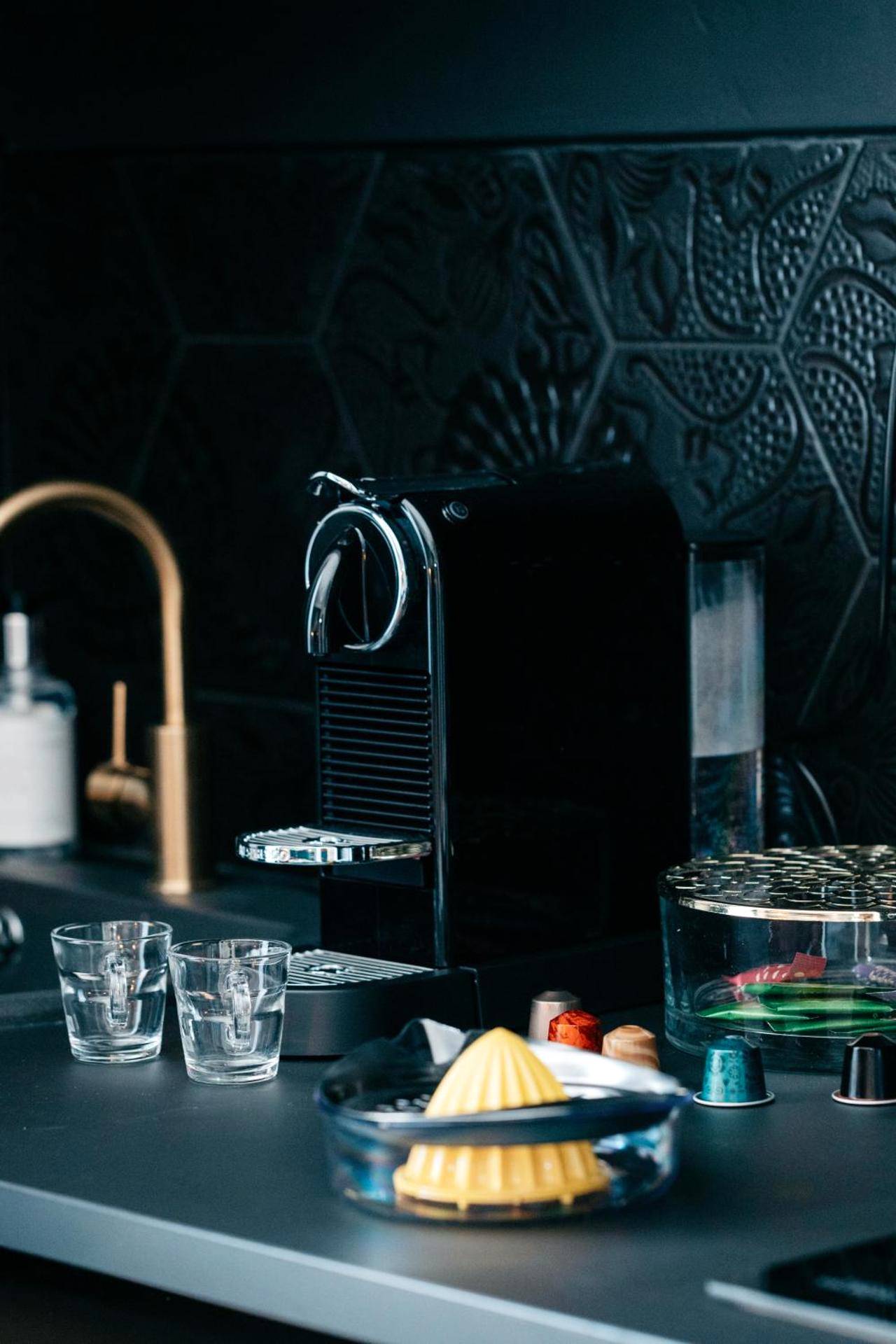 Machine à café et presse - agrumes sur comptoir - Les Précieuses Suites & Spa II