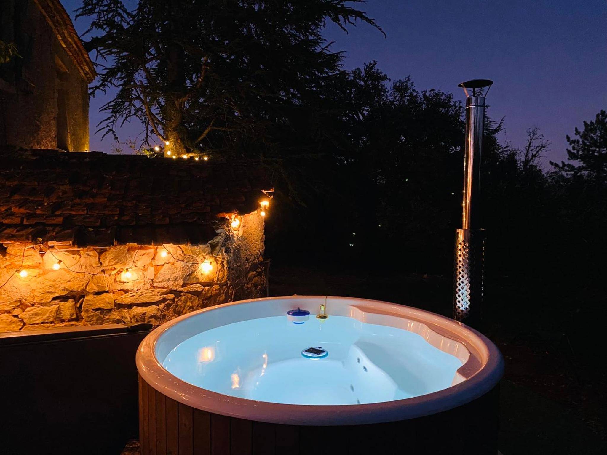 Bain nordique éclairé de nuit avec guirlandes - Love Room Arcambal - Gîte de charme bain nordique & vieilles pierre...