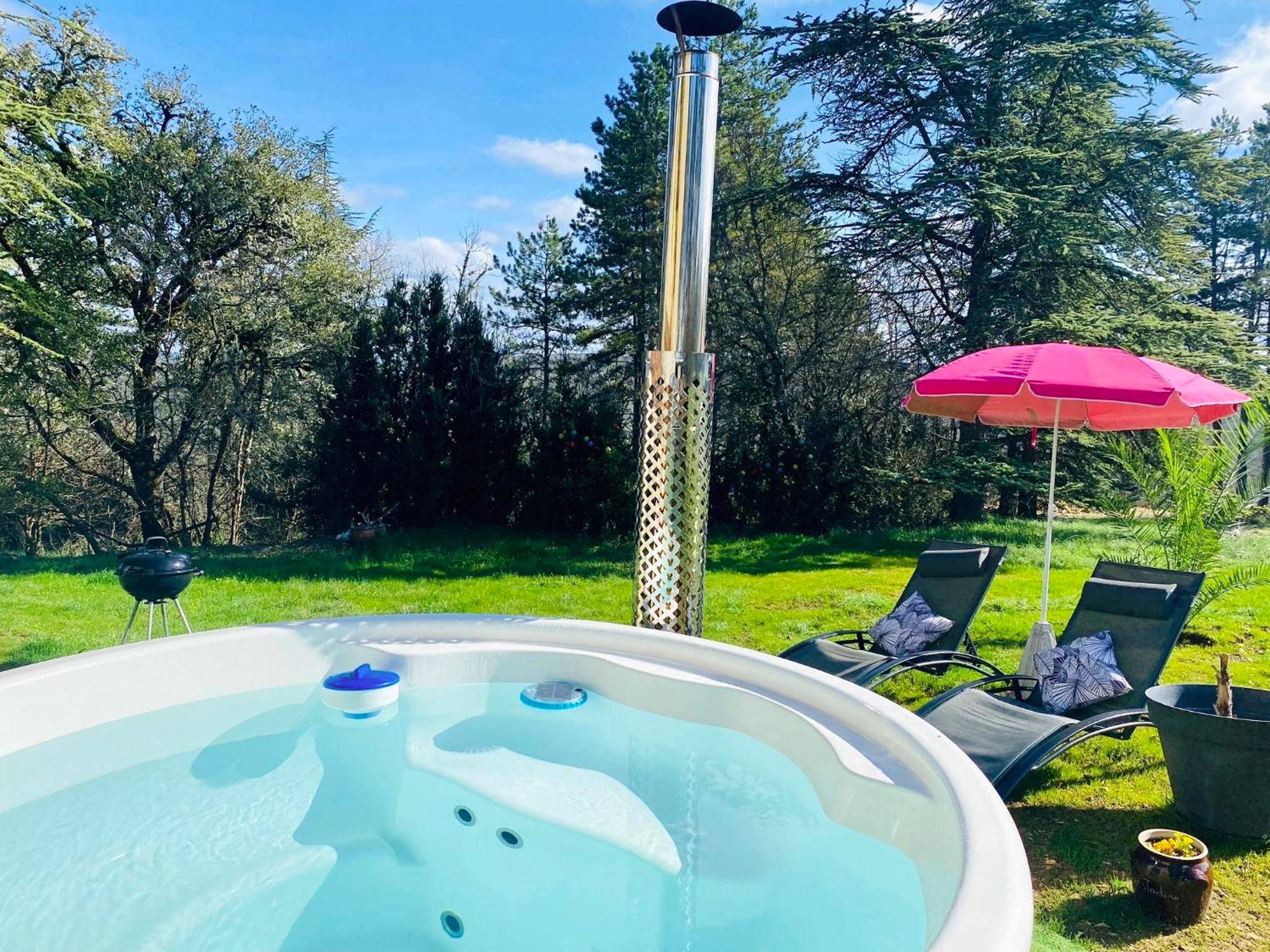 Bain nordique extérieur et transats au soleil - Gîte de charme bain nordique & vieilles pierre classé 3 étoiles Le Prestadou