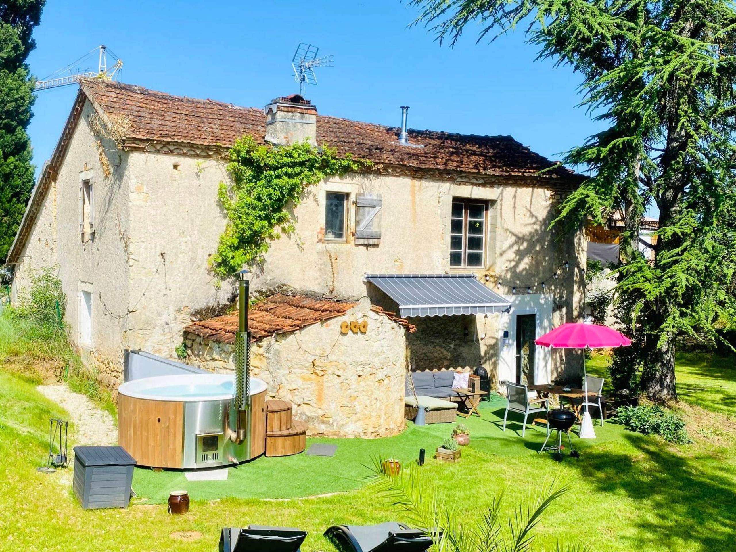 Vue extérieure du gîte en pierre avec jardin - Gîte de charme bain nordique & vieilles pierre classé 3 étoiles Le Prestadou
