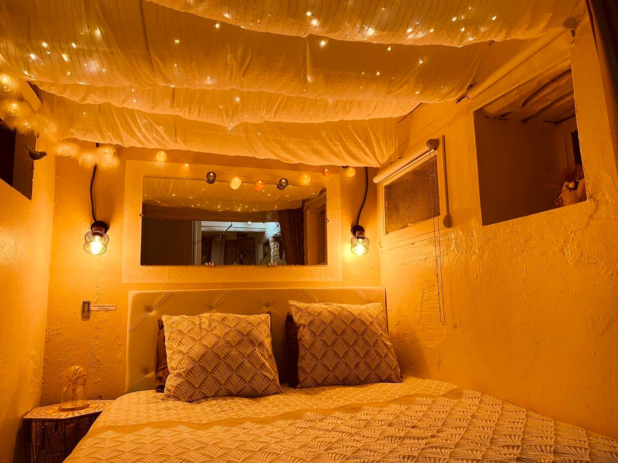Chambre romantique avec ciel de lit lumineux - Gîte de charme bain nordique & vieilles pierre classé 3 étoiles Le Prestadou