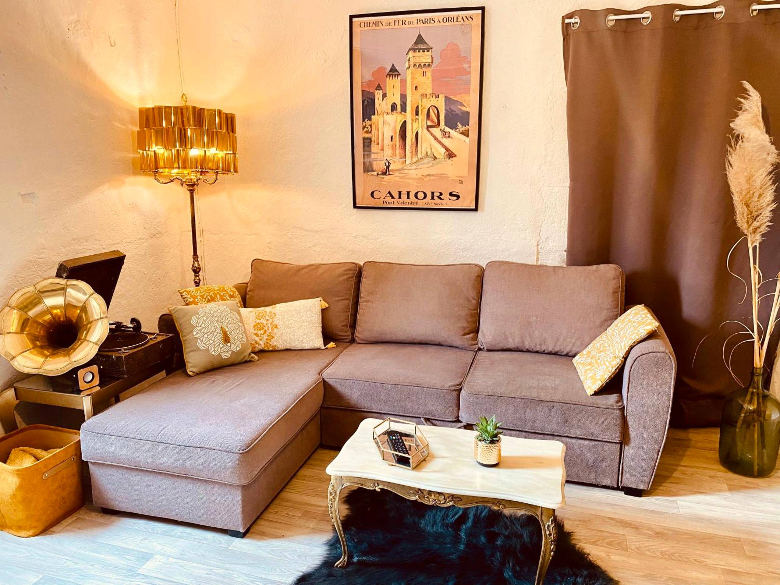 Salon cosy avec canapé d'angle et gramophone - Gîte de charme bain nordique & vieilles pierre classé 3 étoiles Le Prestadou