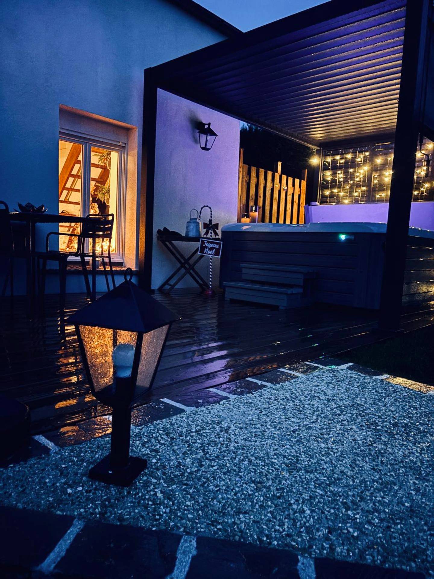 Jacuzzi extérieur sous pergola bioclimatique - Love Room Pamfou - PrestigeLodgesFontainebleau, Maison polynésienne &...