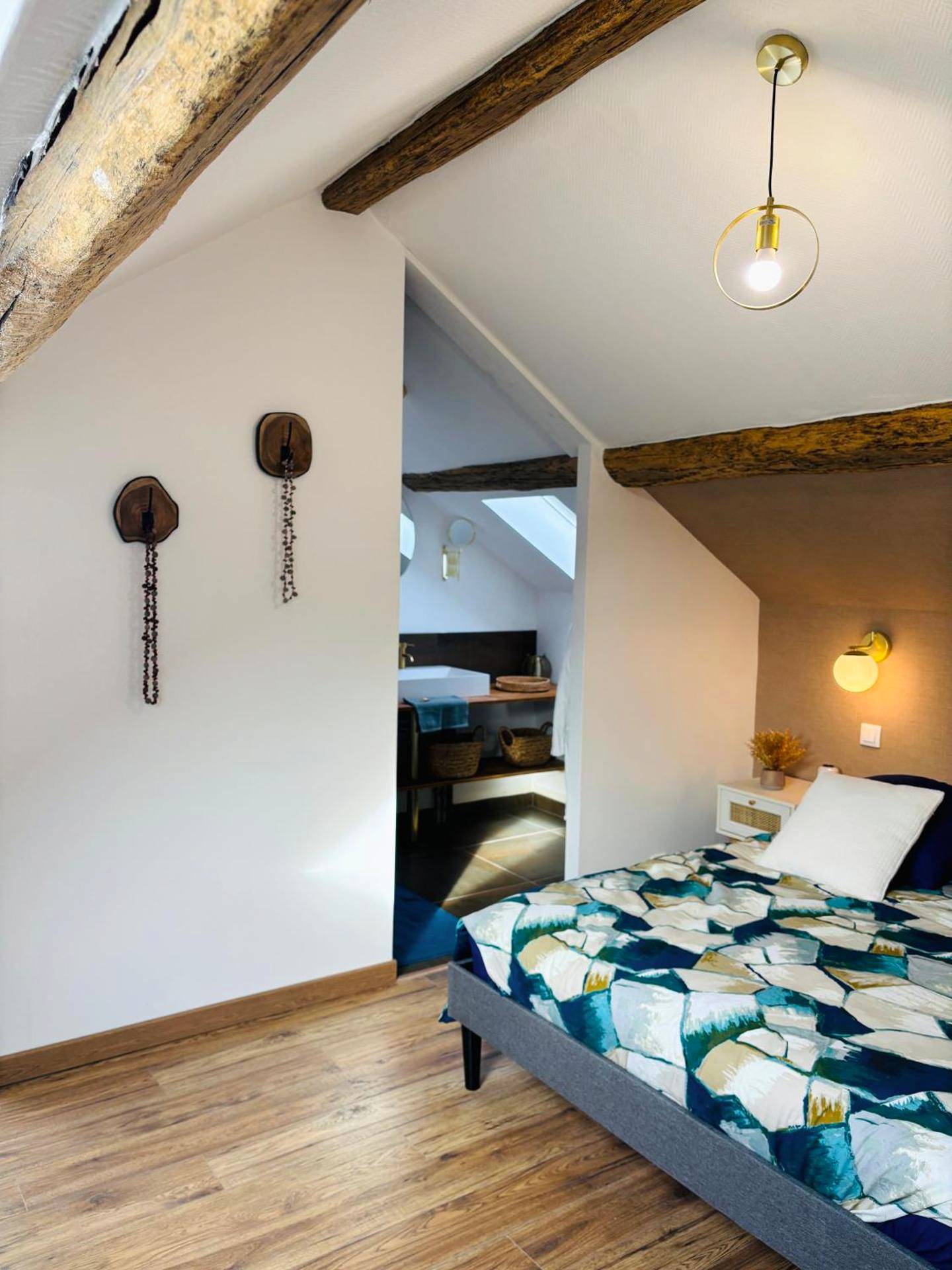 Chambre mansardée avec poutres apparentes - PrestigeLodgesFontainebleau, Maison polynésienne & jacuzzi privé