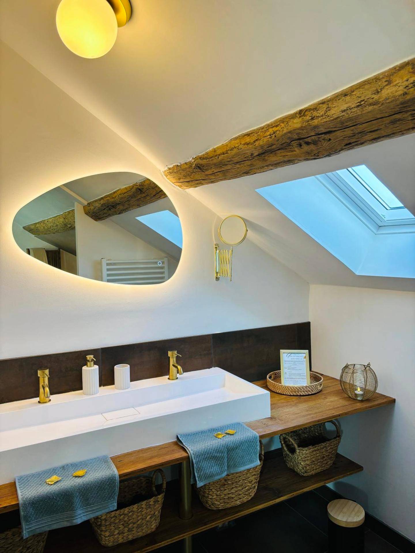 Salle de bain moderne avec double vasque - PrestigeLodgesFontainebleau, Maison polynésienne & jacuzzi privé