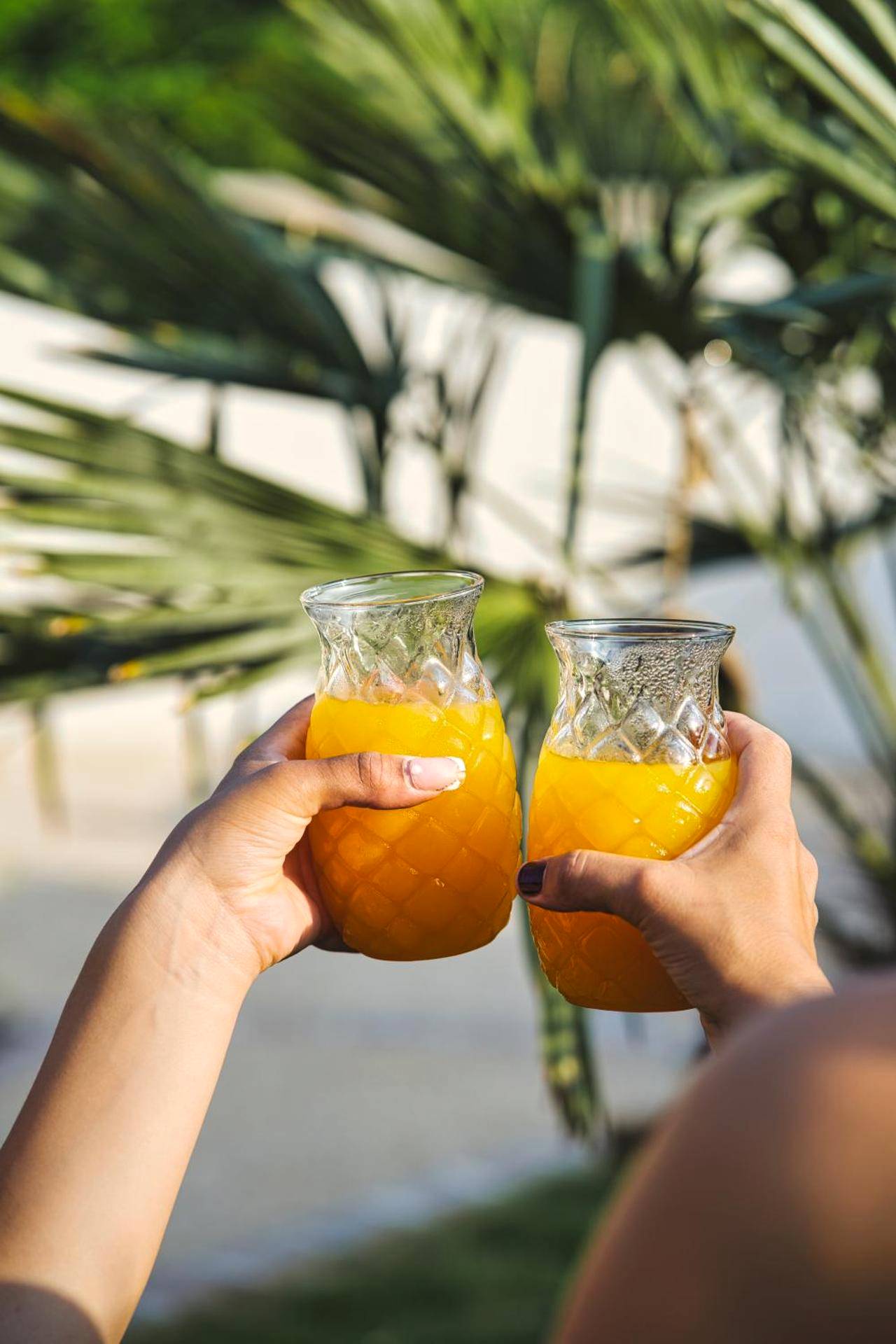 Cocktails de bienvenue en forme d'ananas - PrestigeLodgesFontainebleau, Maison polynésienne & jacuzzi privé