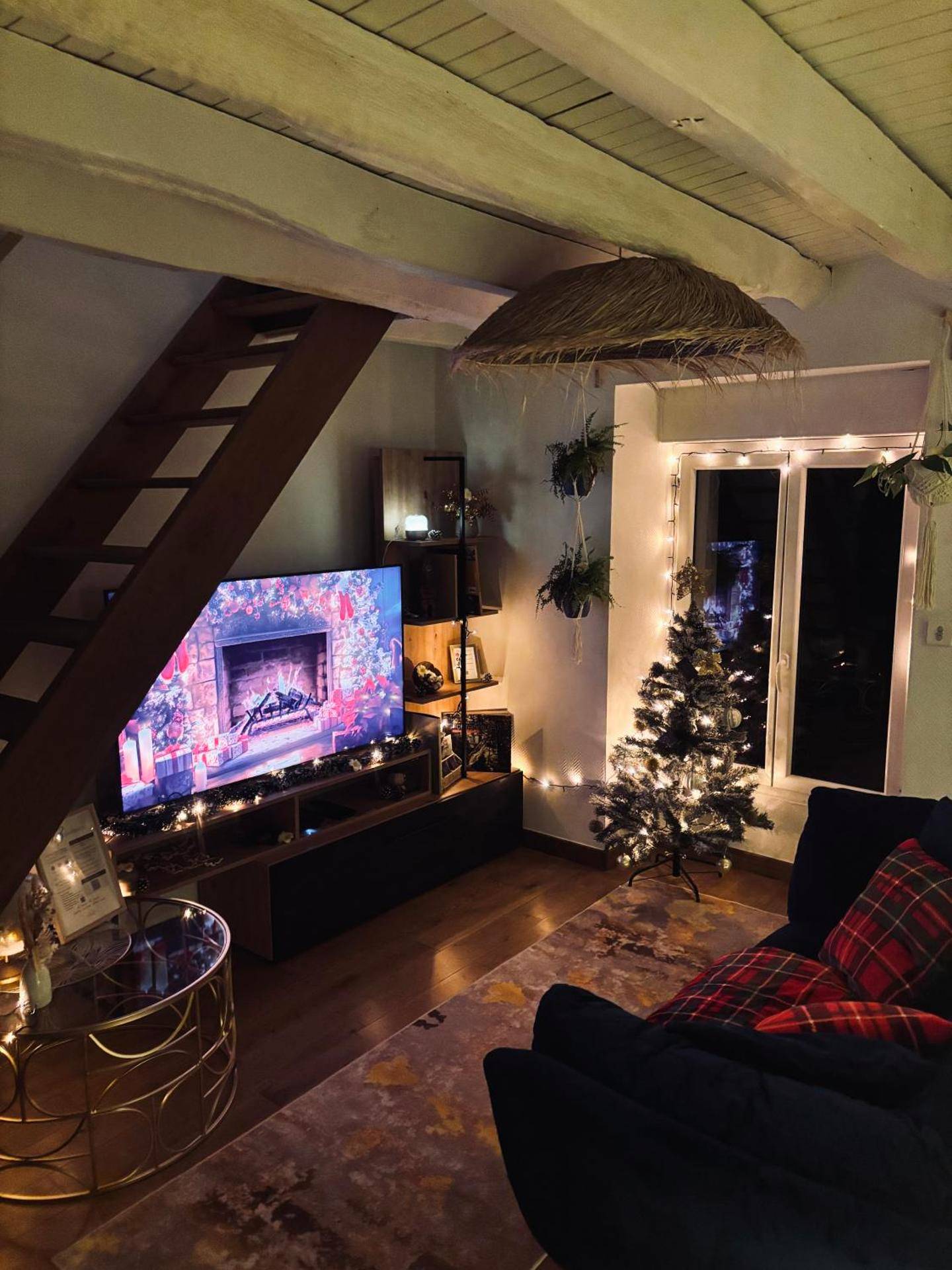 Salon cosy avec décoration de Noël et TV - PrestigeLodgesFontainebleau, Maison polynésienne & jacuzzi privé