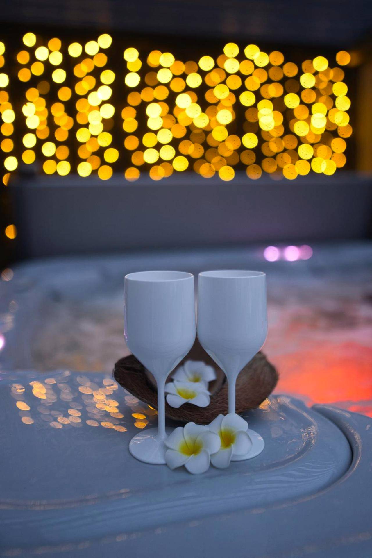 Photo du logement - PrestigeLodgesFontainebleau, Maison polynésienne & jacuzzi privé - Melun