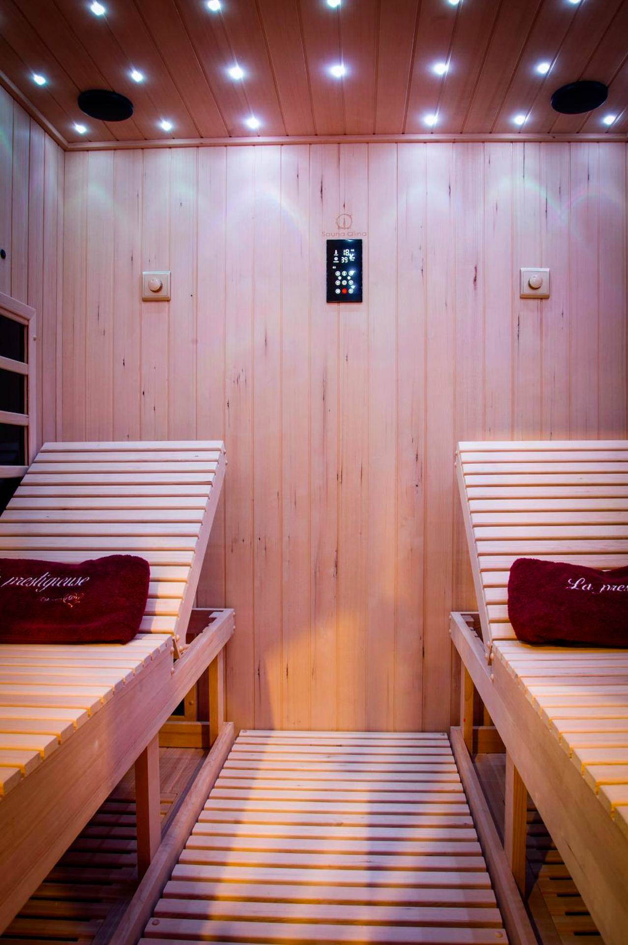 Intérieur du sauna avec deux chaises longues - La prestigieuse Sauna Balnéo Ciné