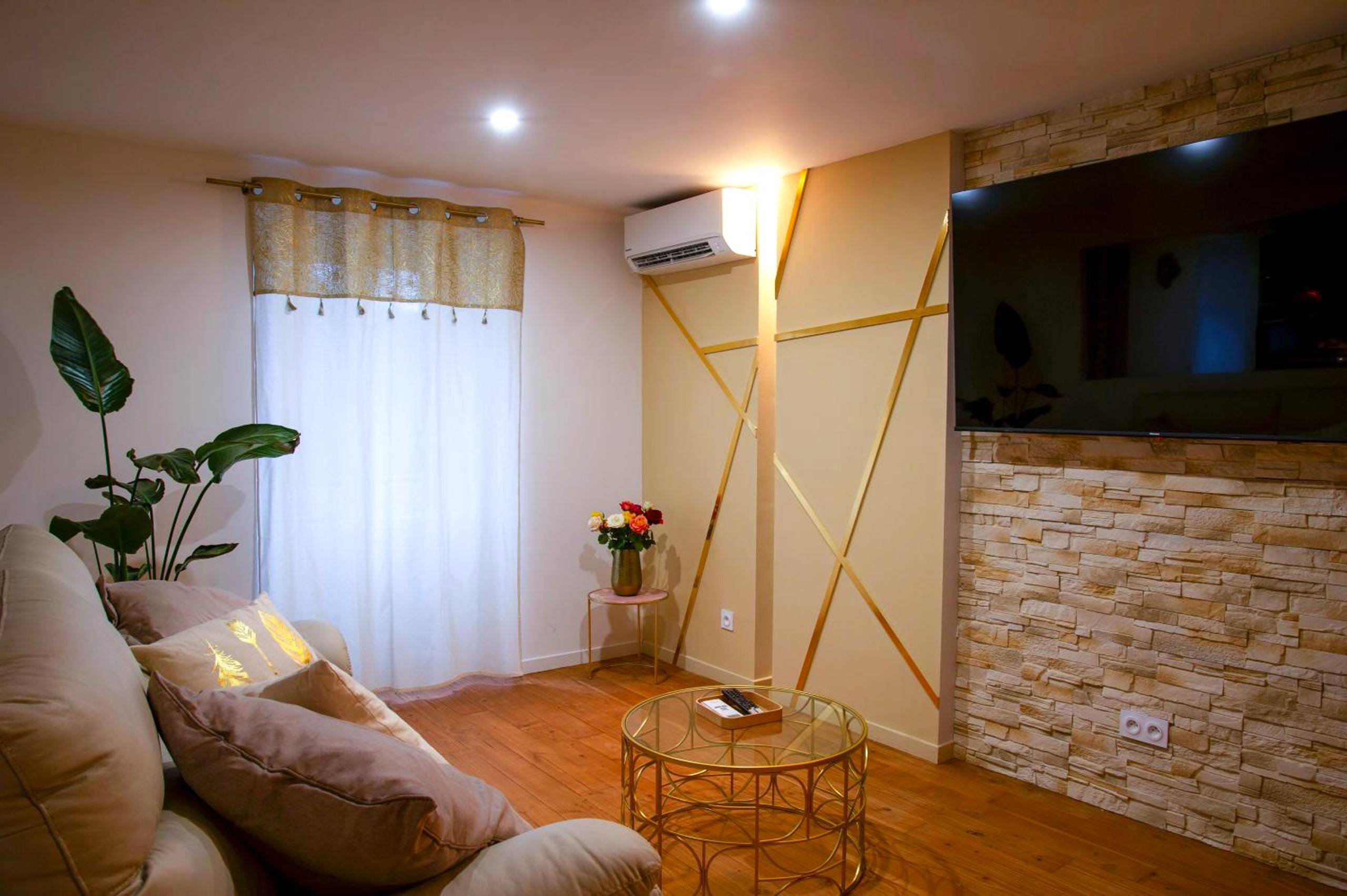 Photo du logement - La prestigieuse Sauna Balnéo Ciné - Roannes - Saint - Mary