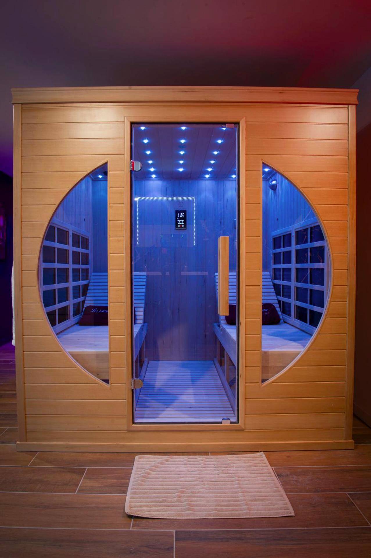 Cabine de sauna infrarouge avec éclairage bleu - La prestigieuse Sauna Balnéo Ciné