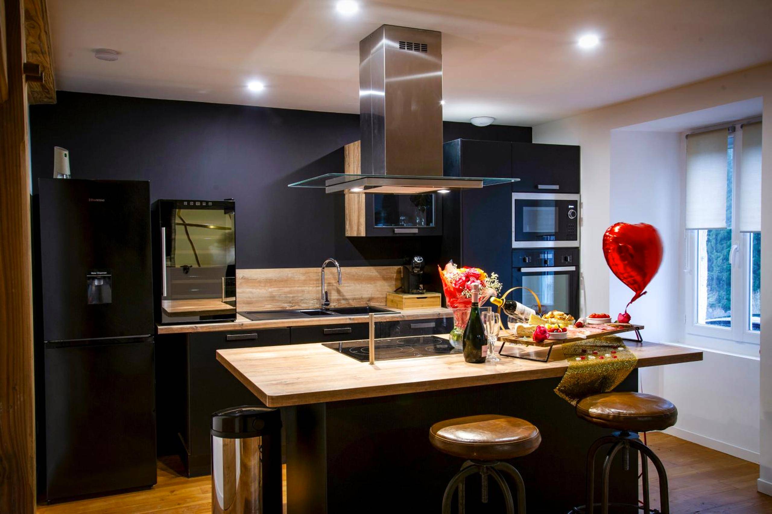 Cuisine équipée moderne avec îlot central - La prestigieuse Sauna Balnéo Ciné